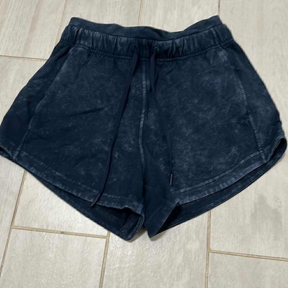 Lululemon navy 2 new shorts